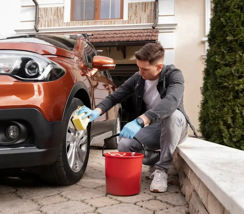 Lavage auto à domicile Saint-Loup-Lamairé : professionnel intervenant sur un véhicule
